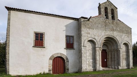 Otro aspecto de la iglesia de San Paio y del palacio, cuya fachada fue restaurada en el 2015