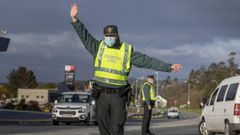 En una imagen de archivo, agentes de la Guardia Civil durante un control de tr�fico en Santiago