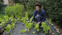 Pedro V�zquez, en su huerta de Bri�n, que empez� a cultivar con solo 12 a�os. Explica que esta ha sido la �ltima temporada de �producci�n a gran volumen, porque segundo de bachillerato es un curso que requiere mucho tiempo y organizaci�n�. Le gustar�a estudiar Direcci�n Hotelera y descarta dedicarse a la agricultura pues �ser�a dif�cil vivir con unas rentabilidades tan bajas�.