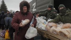 Milicianos prorrusos de la autoproclamada rep�blica de Lugansk reparten alimentos entre la poblaci�n local