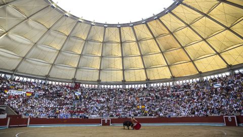 Plaza de toros de Pontevedra este pasado domingo, con la cubierta que se instal� en 1996