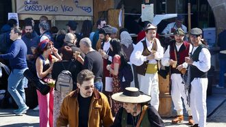 Ambiente festivo en la plaza de O Berb�s con motivo del inicio de la Reconquista.