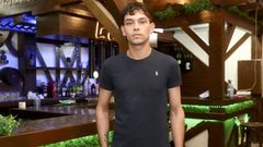 Adri�n P�rez dentro de La Jarra, la cervecer�a que convertir� en la casa de Pap� Noel y en punto de recogida para solidarizarse con los ni�os de Valencia.