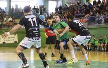 Mart�n, que fue el m�s sobresaliente del partido, defendido por Escudero (11) y Casal (22). 