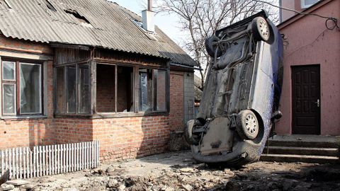 Se observan da�os tras un bombardeo, en medio de la invasi�n rusa de Ucrania, en el barrio de Velika Danylivka de Kharkiv.