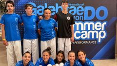 Integrantes del club barbanzano en Serbia.