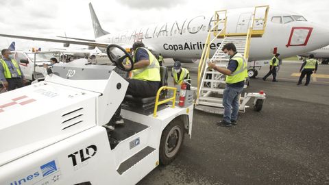 Los operarios realizan un mantenimiento a la flota de aviones de Copa durante la paralizacin forzada por la pandemia, en el Aeropuerto Internacional de Tocumen, en Ciudad de Panam 