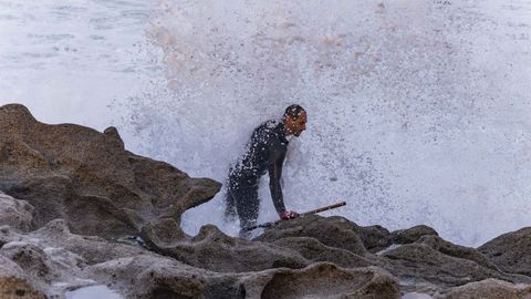 Un percebeiro, en la zona de O Cabo Roncudo en la ma&ntilde;ana de este mi&eacute;rcoles.