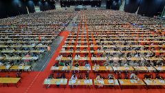 Decenas de opositores, realizando unas pruebas en Santiago, en una imagen de archivo.