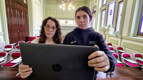 Claudia Aira Vega y Cayetana �lvarez Afonso son las dos �nicas alumnas de Griego I del IES Valle Incl�n de Pontevedra