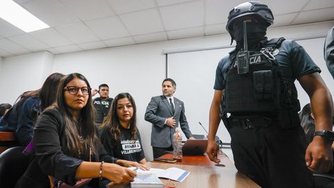 Las hijas de Fernando Villavicencio, durante una vista de formulaci�n de cargos sobre el crimen