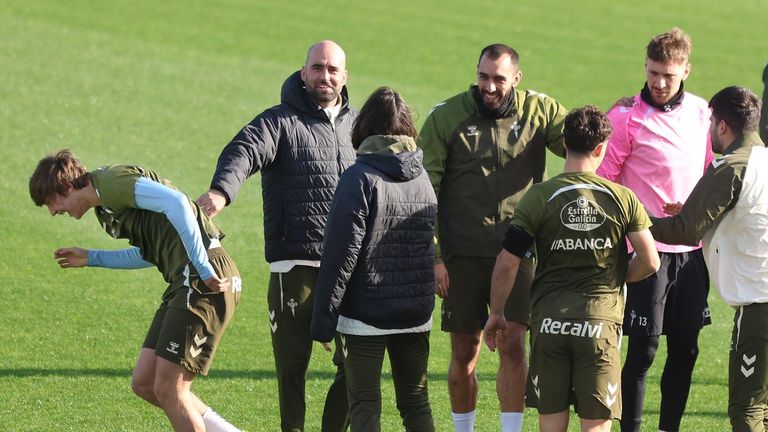 Fer L&oacute;pez, en el entrenamiento del Celta de este s&aacute;bado,&nbsp;tras recibir las collejas de sus compa&ntilde;eros.