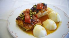 Un plato de bacalao al horno, con chicharos, preparado dos a�os atr�s por Casa Salvador, en A Ba�a
