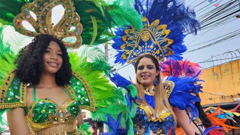 Patricia Reyes (izquierda) en carnavales en su pas
