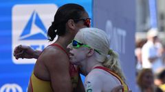 Susana Rodr�guez Gacio y su gu�a, Sara P�rez, celebrando el triunfo.