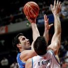 Oriol defendido por Reyes, en el Palacio de los Deportes.