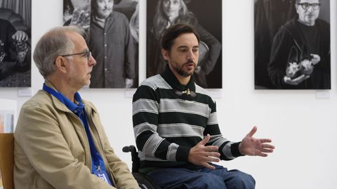 El director Gonzalo Suárez Garayo, acompañado por uno de los organizadores del OUFF, durante la presentación de su película