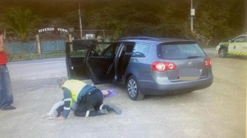 Un agente de la Guardia Civil reanima a la mujer fuera de su vehculo