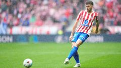 Ruggeri dando un pase durante un partido del Atl�tico de Madrid