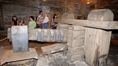 Visitantes ante el mazo de la antigua ferrera de Seoane do Courel, construida en 1810.