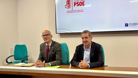 El concejal del PSOE en Oviedo, Jorge Garc�a Monsalve y el portavoz municipal Carlos Fern�ndez Llanez presentan su documento de prioridades para los presupuestos de 2026.