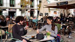 Dos turistas franceses se relajan en una terraza en Madrid