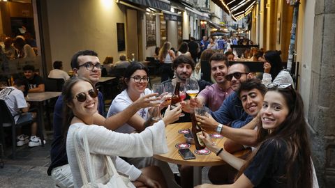 La animada zona de los vinos de A Corua, que engloba a las calles Estrella, Olmos, Galera (en la imagen), es elogiada por sus potentes proyectos, su buen producto y su atmsfera festiva