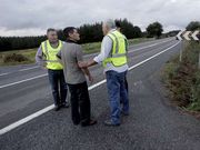 Un cu�ado de la pareja de la v�ctima habla con la Guardia Civil.