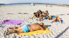 At�picos est�n los montes y las playas. Esta imagen fue tomada ayer, 8 de octubre, en el arenal de Arou, Camari�as