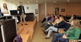 Jos� Luis Maestro, ayer, en Burela, dirigi�ndose al p�blico que asisti� a su charla informativa. 