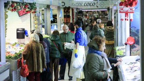 Ambiente en las pescaderas de la plaza de Abastos de Lugo a pocos das de Navidad 