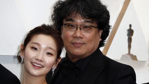 Park So-dam y Bong Joon-ho, director de Parsitos