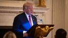 Trump durante una cena con senadores republicanos y otros invitados en el Comedor de Estado de la Casa Blanca en Washington,el viernes.