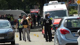 Los servicios de emergencia en el lugar del tiroteo sucedido este lunes en la ciudad alemana de Stade