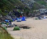 Tiendas de campa�a, ayer, en la playa Mar de F�ra, en Fisterra. 