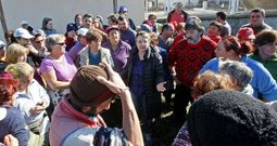 Un vertido en Os Praceres y la movilizaci�n de las mariscadoras ante la depuradora provoc� la reacci�n de Xunta y concellos. 