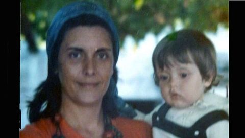 Ana Taboada, en brazos de su madre Amparo Coma