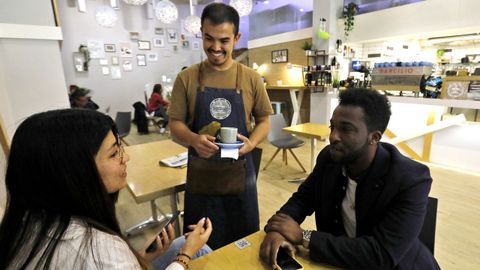 Cafetera en Vigo en el primer da tras el fin de la obligatoriedad de las mascarillas en interiores