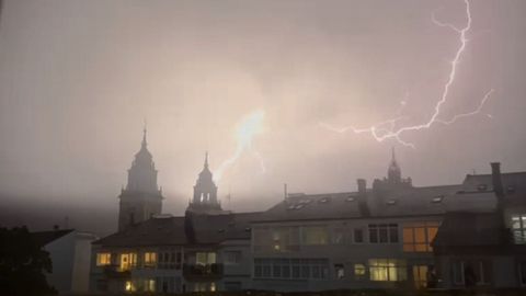 Los rayos iluminaron la noche en muchos puntos de Galicia, donde tambi�n se registraron lluvias y granizo, en un fin de semana marcado por las altas temperaturas. En la imagen, la tormenta en Lugo.