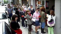 Largas colas en el a�o 2010 en Pontevedra para inscribirse en las ludotecas de verano de la Fanpa