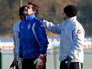 El portero se retira con claros gestos de dolor.