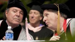 Julio Iglesias habla con el presidente de Berklee