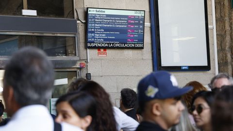 Aglomeraciones de pasajeros en la estaci�n de tren de Ourense por las incidencias con los trenes a Santiago