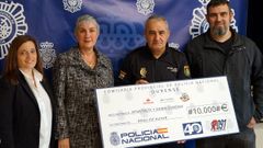 Entrega del cheque en la comisara de la Polica Nacional de Ourense