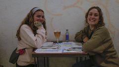 Dos amigas en una terraza del casco hist�rico de Lugo en la noche del viernes