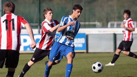 Juan Domnguez e Iker Muniain en un duelo entre los filiales del Deportivo y el Athletic Club