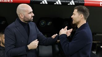 Xabi Alonso, saludando a Claudio Girldez en los prolegmenos del Real Madrid-Celta.