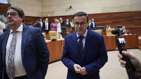 Gallardo, a la derecha, a su llegada a la Asamblea de Extremadura.