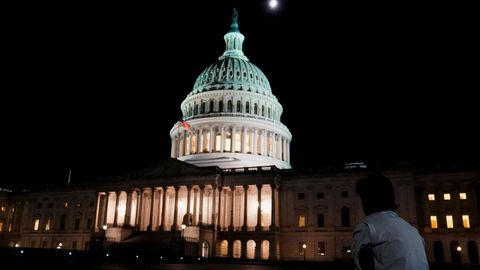 Imagen nocturna del exterior del Capitolio estadounidense