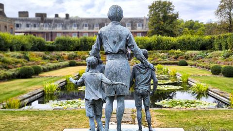 Estatua de Diana con sus hijos en los jardines de Kensington Palace